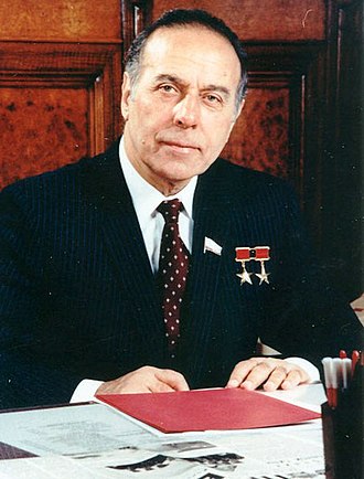 media-330px-twice_hero_of_socialist_labor_heydar_aliyev