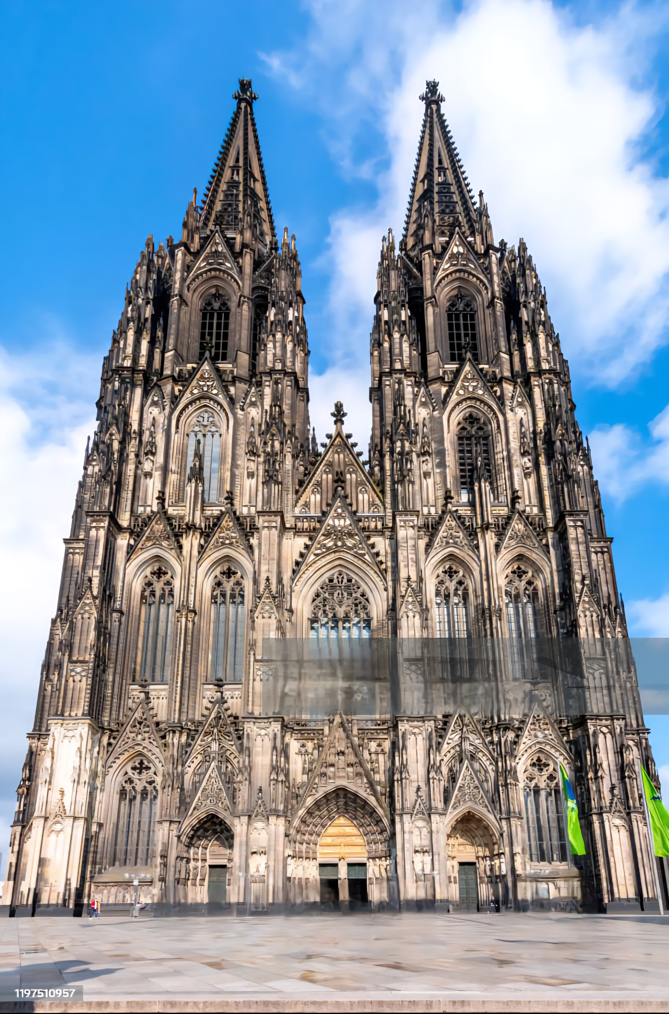media-fasad-dan-menara-katedral-cologne-jerman