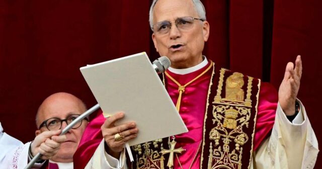 media-o-novo-papa-leao-14-robert-prevost-faz-primeiro-discurso-na-sacada-da-basilica-de-sao-pedro-no-vaticano-1746726203052_v2_900x506