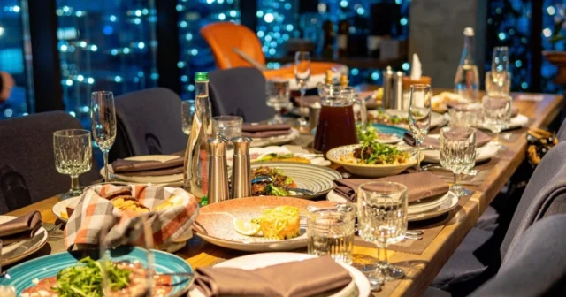 media-1672056542_new-years-eve-dinners-singapore-artem-kryzhanivskyi-unsplash