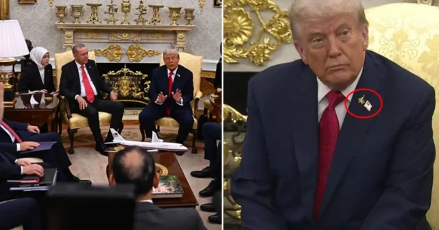 media-oval-ofis-te-tarihi-anlar-trump-in-yakasindaki-19087229_3332_amp