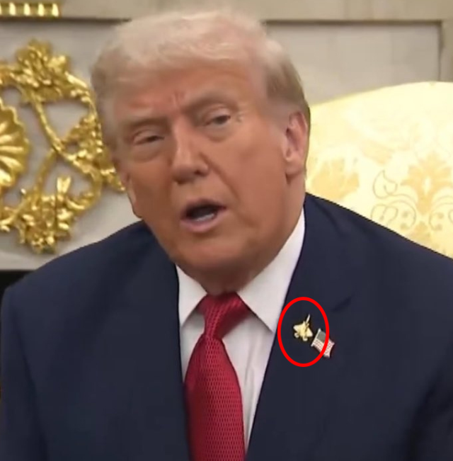 media-oval-ofis-te-tarihi-anlar-trump-in-yakasindaki-19087229_4894_m-1