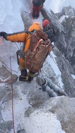 media-everest-dagi-nda-bin-kisi-mahsur-kaldi-ekipler-19119063_531_m