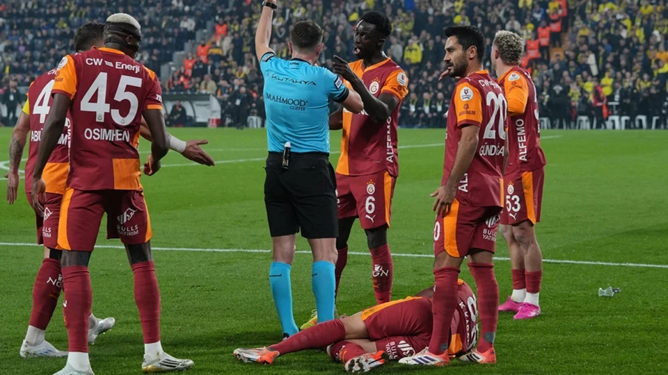 media-galatasarayli-kazimcan-karatasa-cakmak-atan-taraftar-gozaltina-alindi-6rzv