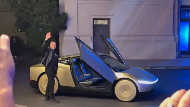 media-elon-musk-gelecegin-otomobilinde-goruntulendi-19519044_3637_m